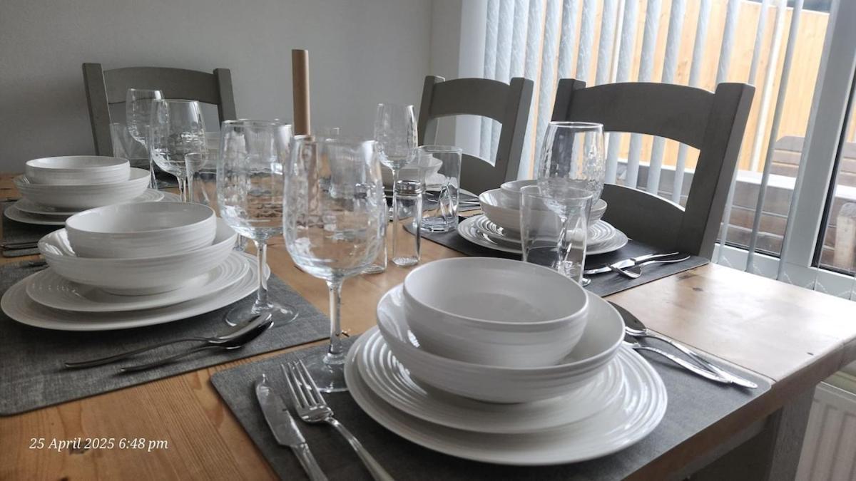 Stylish 3-bed House Nec-jlr-airport-hs2-driveway *