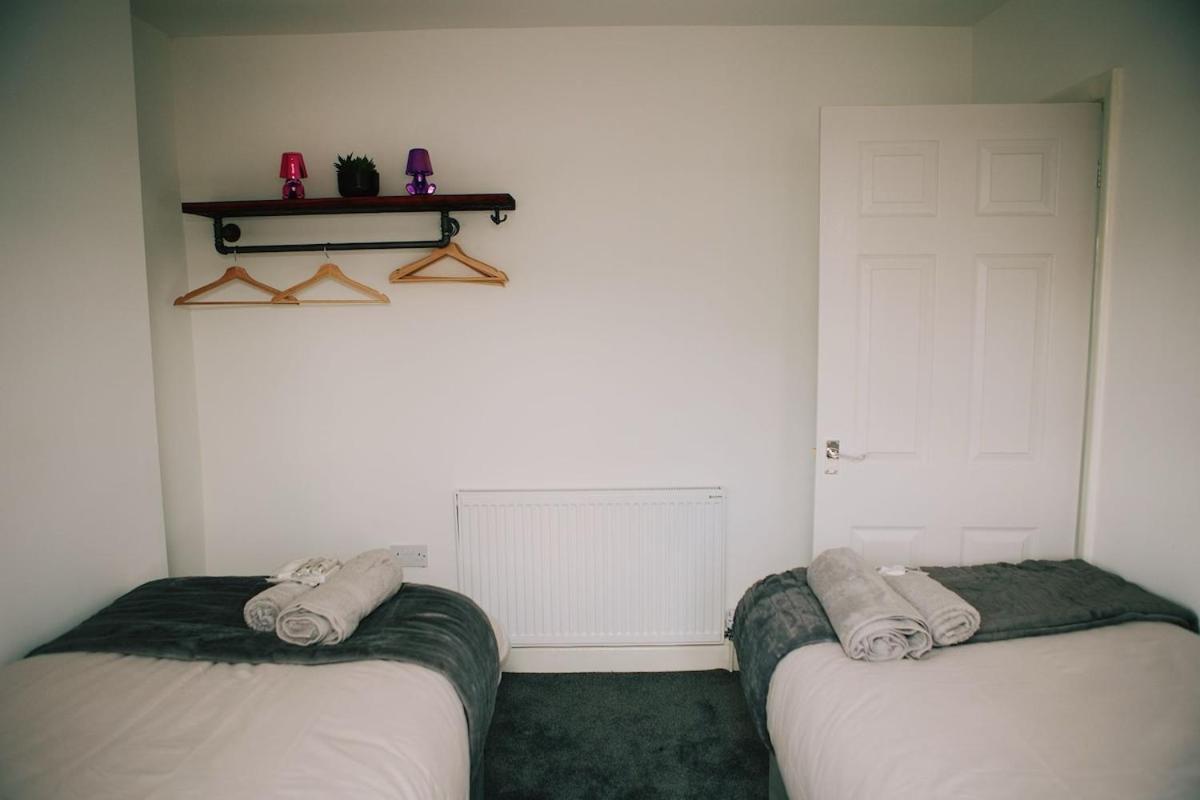 Stylish 3-bed House Nec-jlr-airport-hs2-driveway Holiday home