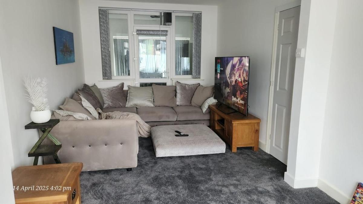 Stylish 3-bed House Nec-jlr-airport-hs2-driveway Holiday home *