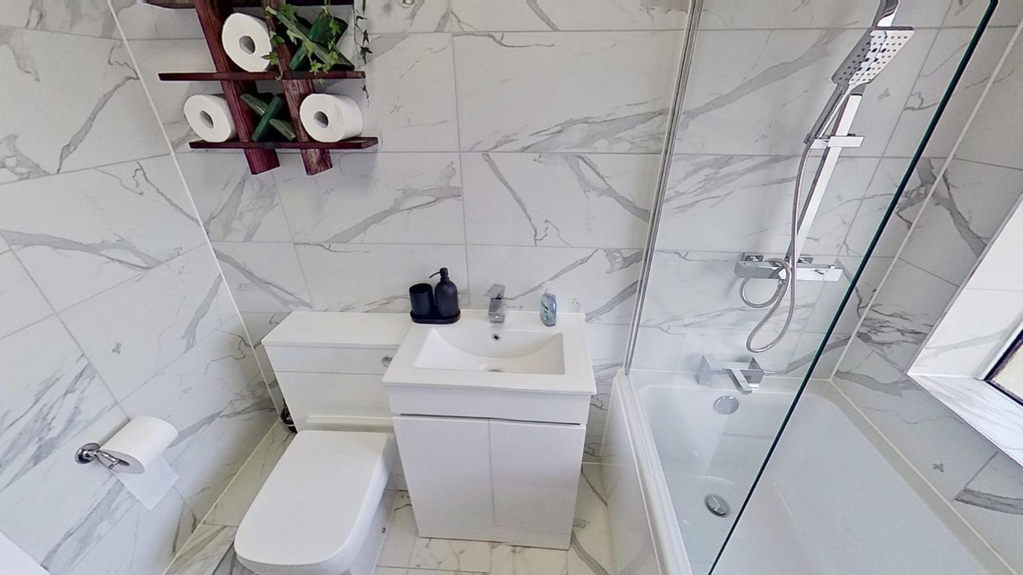 Stylish 3-bed House Nec-jlr-airport-hs2-driveway