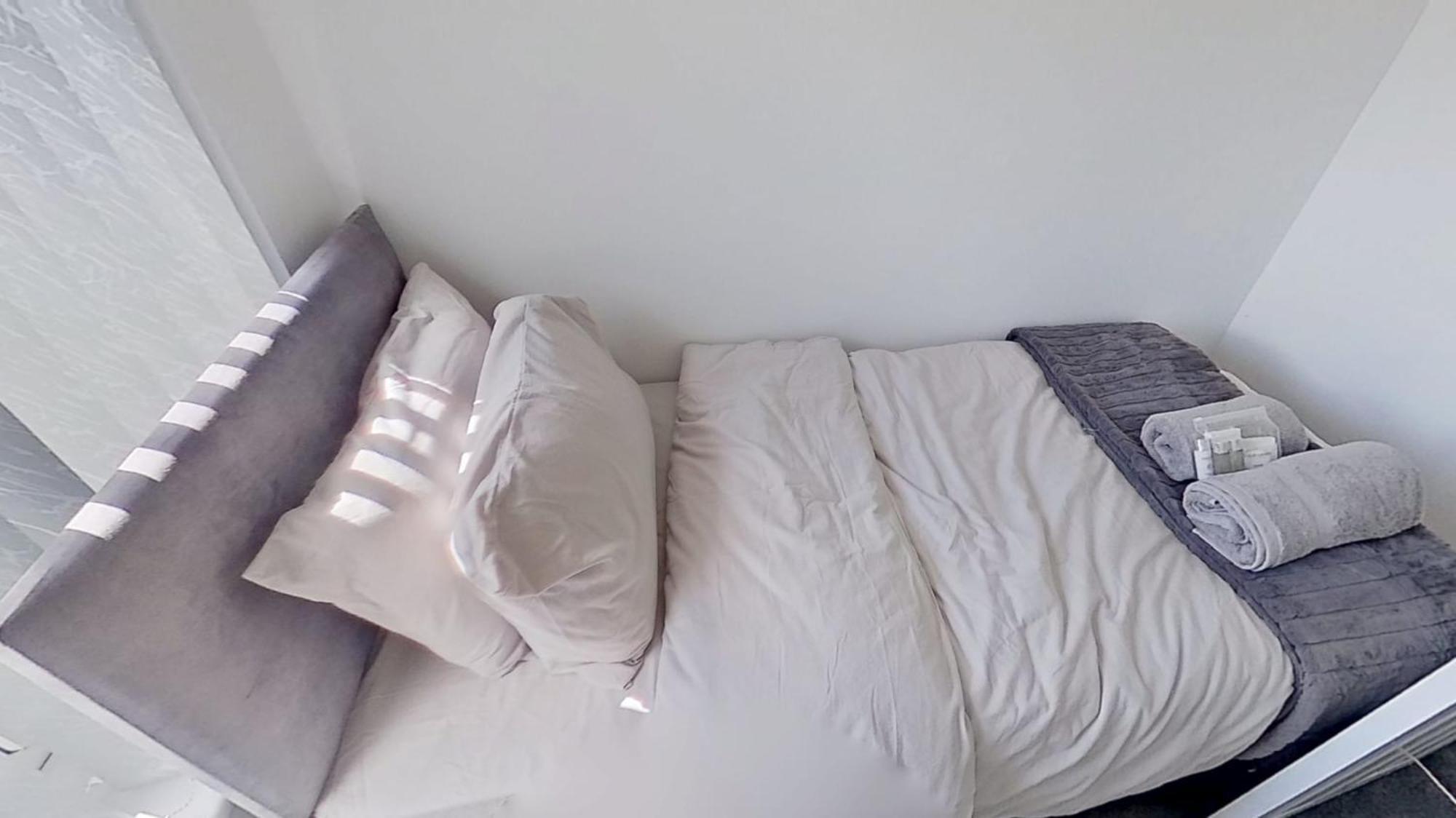 Stylish 3-bed House Nec-jlr-airport-hs2-driveway *