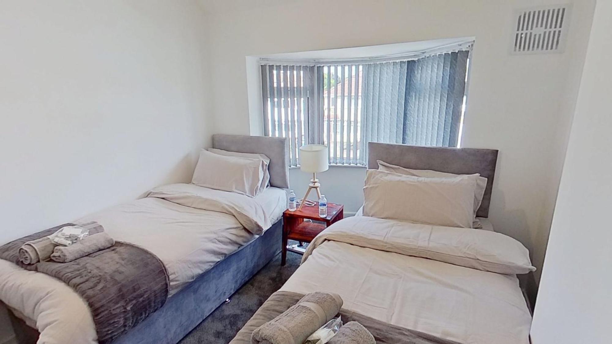 Stylish 3-bed House Nec-jlr-airport-hs2-driveway