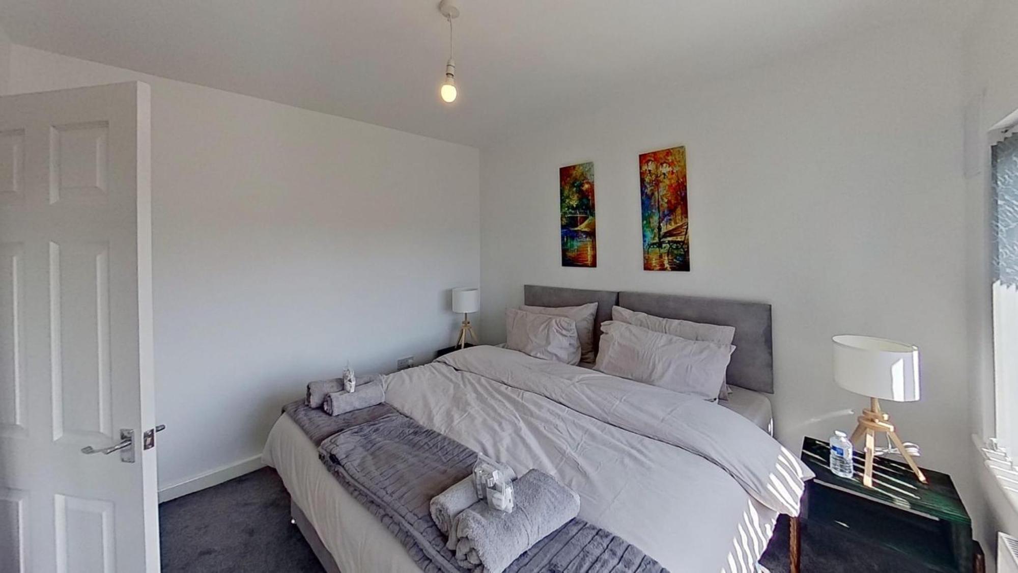 Stylish 3-bed House Nec-jlr-airport-hs2-driveway Holiday home *